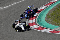 Charles Leclerc, Sauber C37 ve Pierre Gasly, Scuderia Toro Rosso STR13