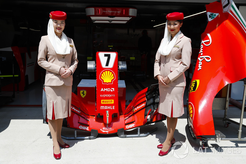 Стюардеси Etihad у боксах Ferrari
