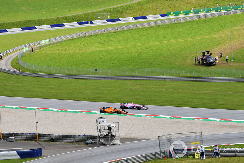 Stoffel Vandoorne, McLaren MCL33 dan Esteban Ocon, Force India VJM11