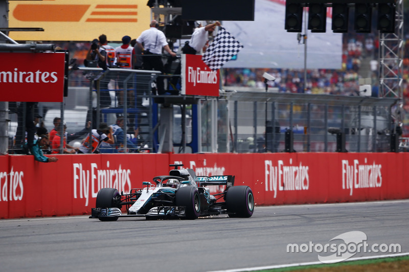 Lewis Hamilton, Mercedes AMG F1 W09, prende la bandiera a scacchi alla fine della gara