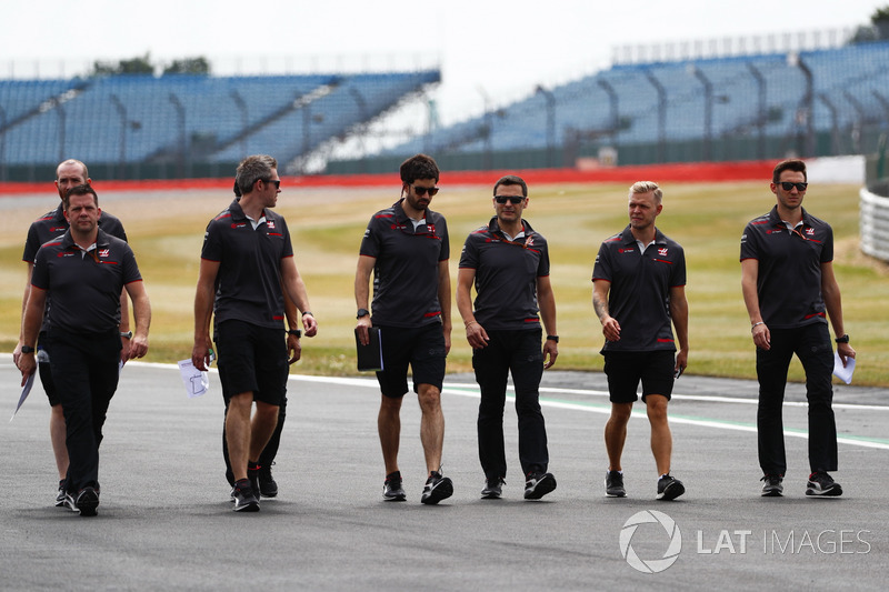 Kevin Magnussen, Haas F1 Team, mengitari lintasan