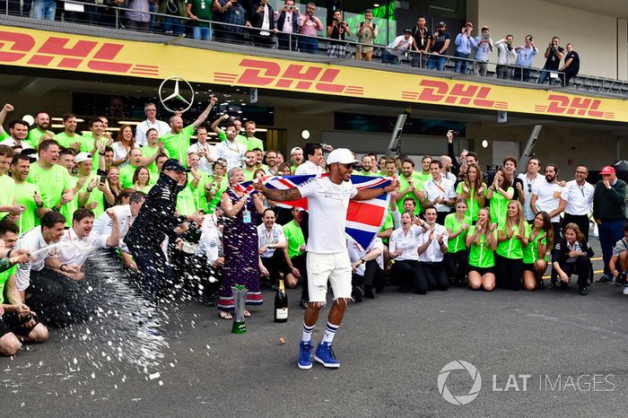 Campeón del Mundo 2017, Lewis Hamilton, Mercedes AMG F1 celebra con su equipo.