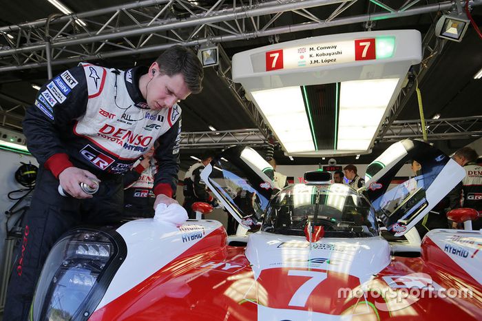 Mecánico de Toyota Gazoo Racing en el trabajo