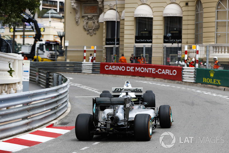 Keke Rosberg devant son fils Nico Rosberg alors qu'il font le tour du circuit dans les monoplaces avec lesquelles ils ont été champions