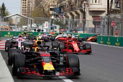 Daniel Ricciardo, Red Bull Racing RB14 at the start of the race