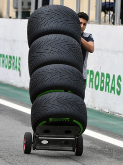 Механік Scuderia Toro Rosso із шинами Pirelli
