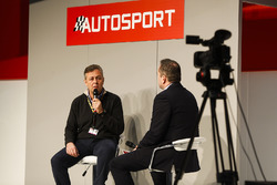 Henry Hope-Frost parle à Mario Isola de Pirelli sur la scène Autosport