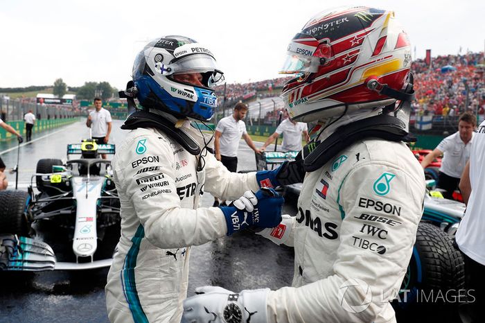 El hombre de la pole: Lewis Hamilton, Mercedes AMG F1, y Valtteri Bottas, Mercedes AMG F1