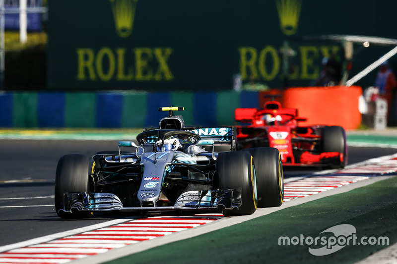 Valtteri Bottas, Mercedes AMG F1 W09 dan Sebastian Vettel, Ferrari SF71H