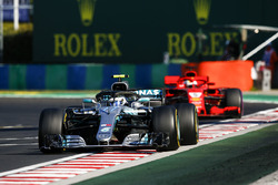 Valtteri Bottas, Mercedes AMG F1 W09 and Sebastian Vettel, Ferrari SF71H
