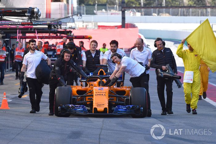 El coche de Stoffel Vandoorne, McLaren MCL33 empujado en el pit lane