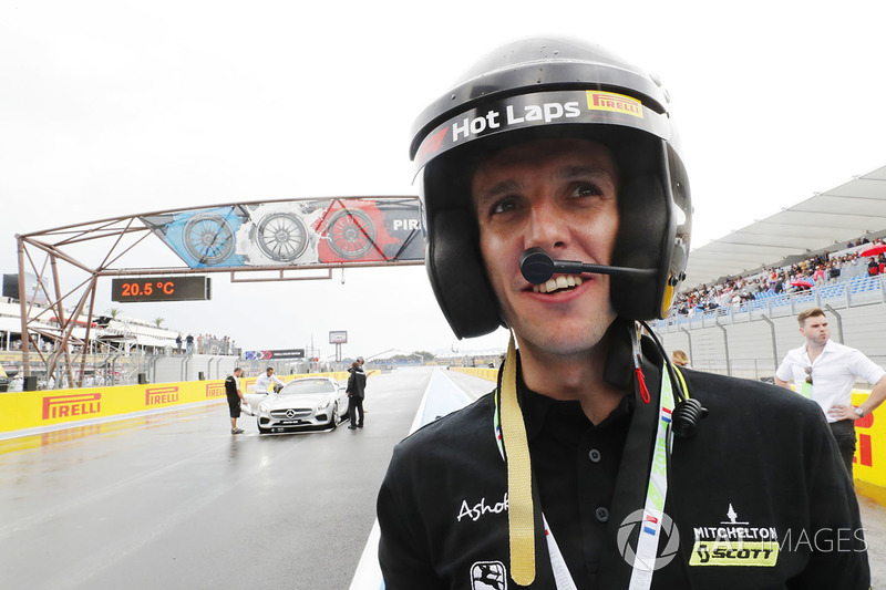 Pesepeda Cyclist Simon Yates, Michelton-Scott setelah mengikuti F1 Hot Laps