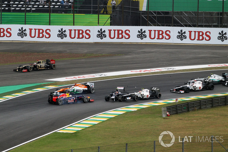 Bruno Senna, Williams FW34, Sebastian Vettel, Red Bull Racing RB8 y Sergio Pérez, Sauber C31 chocan 