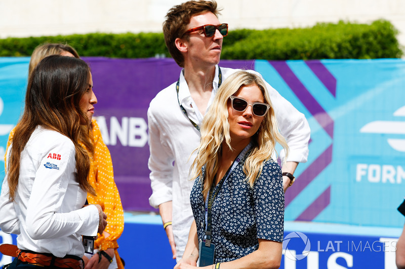 L'attrice Sienna Miller in pit lane