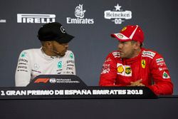 Lewis Hamilton, Mercedes-AMG F1 y Sebastian Vettel, Ferrari en la conferencia de prensa
