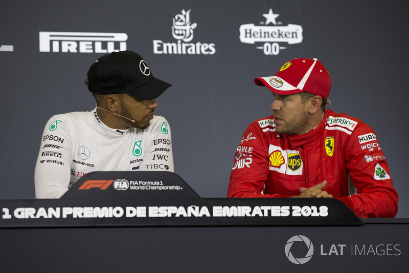 Lewis Hamilton, Mercedes-AMG F1 y Sebastian Vettel, Ferrari en la conferencia de prensa