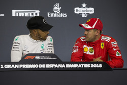 Lewis Hamilton, Mercedes-AMG F1 e Sebastian Vettel, Ferrari, nella conferenza stampa