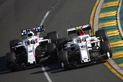 Charles Leclerc, Sauber C37 Ferrari, lucha con Lance Stroll, Williams FW41 Mercedes