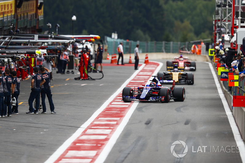 Daniil Kvyat, Scuderia Toro Rosso STR12, Jolyon Palmer, Renault Sport F1 Team RS17, Sebastian Vettel, Ferrari SF70H