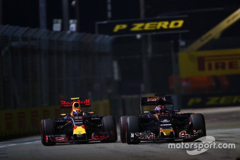 Max Verstappen, Red Bull Racing RB12 in lotta con Daniil Kvyat, Toro Rosso STR11