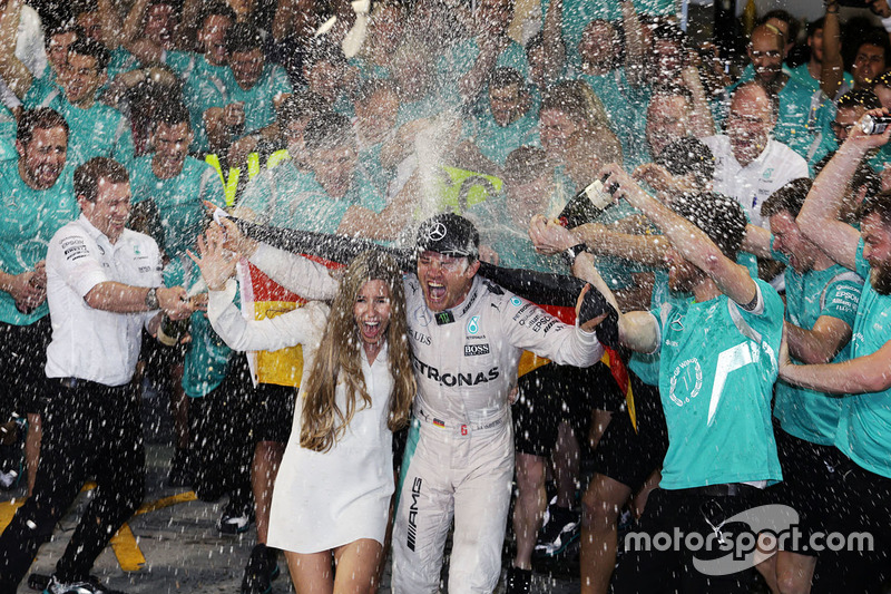 Nico Rosberg feiert den WM-Titelgewinn 2016