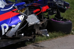 Wreckage of the car of Carlos Sainz Jr., Scuderia Toro Rosso STR12, after his collision, Felipe Massa, Williams FW40, on the opening lap