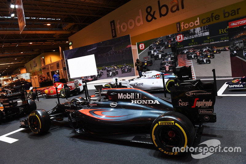 Une McLaren sur le stand F1 Racing