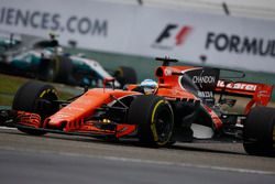 Fernando Alonso, McLaren MCL32, y Valtteri Bottas, Mercedes AMG F1 W08