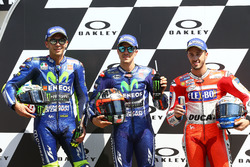Valentino Rossi, Yamaha Factory Racing, le poleman Maverick Viñales, Yamaha Factory Racing, Andrea Dovizioso, Ducati Team après les qualifications
