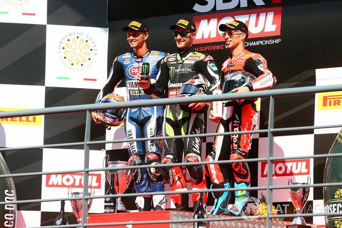 Podium: Ganador, Jonathan Rea, Kawasaki Racing, segundo, Michael van der Mark, Pata Yamaha, tercero, Marco Melandri, Ducati Team