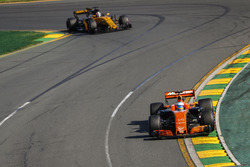 Fernando Alonso, McLaren MCL32, Nico Hulkenberg, Renault Sport F1 Team RS17