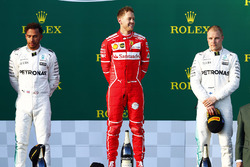 Podio: ganador de la carrera Sebastian Vettel, Ferrari, segundo lugar tercer lugar de Lewis Hamilton, Mercedes AMG F1, Valtteri Bottas, Mercedes AMG F1