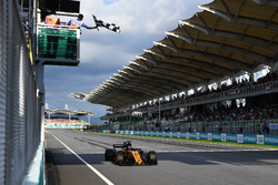 Nico Hulkenberg, Renault Sport F1 Team RS17 takes the chequered flag at the end of Qualifying