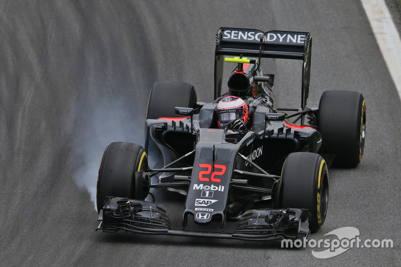 Jenson Button, McLaren MP4-31 bloque une roue au freinage