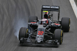 Jenson Button, McLaren MP4-31 bloque une roue au freinage