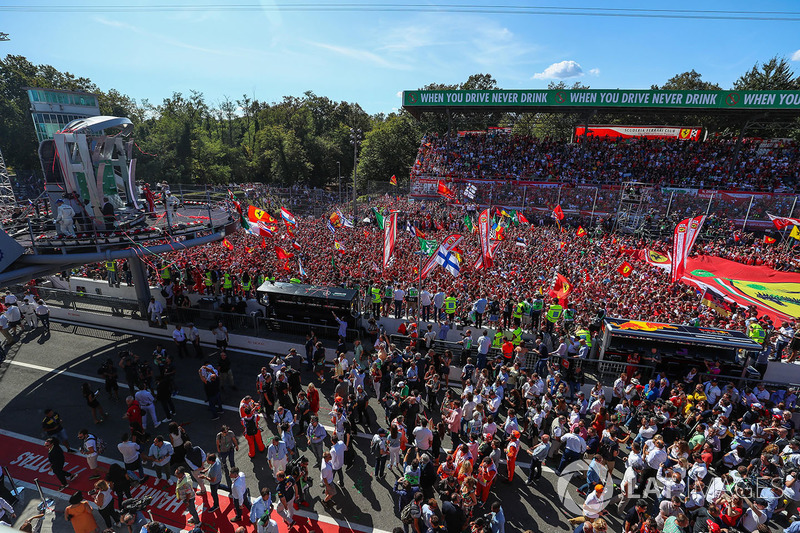 Race winner Lewis Hamilton, Mercedes AMG F1 and Sebastian Vettel, Ferrari celebrate, the fans on the podium