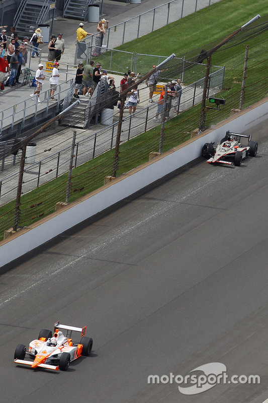 J.R. Hildebrand, Panther Racing is passed by Dan Wheldon, Bryan Herta Autosport with Curb/Agajanian after crashing