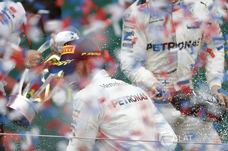 Podium: Race winner Lewis Hamilton, Mercedes AMG F1, sprays the victory Champagne