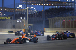 Фернандо Алонсо, McLaren MCL32, попереду Кевіна Магнуссена, Haas F1 Team VF-17, та Паскаля Верляйна,