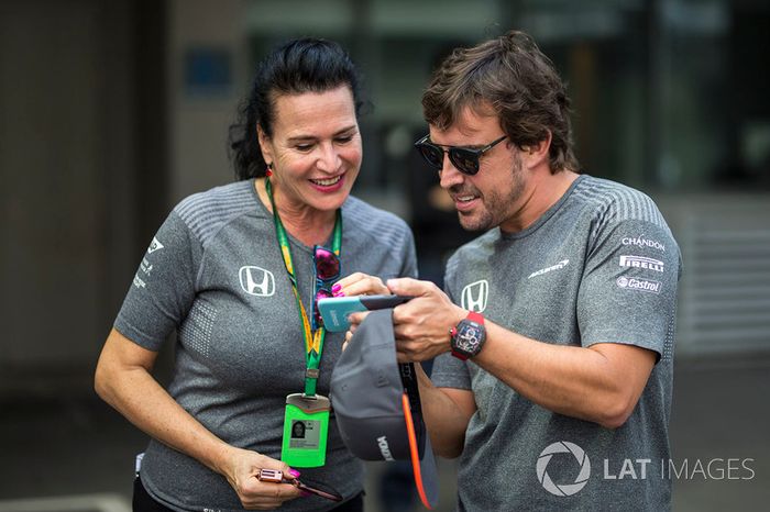 Fernando Alonso, McLaren y Silvia Hoffer Frangipane, McLaren encargada de prensa