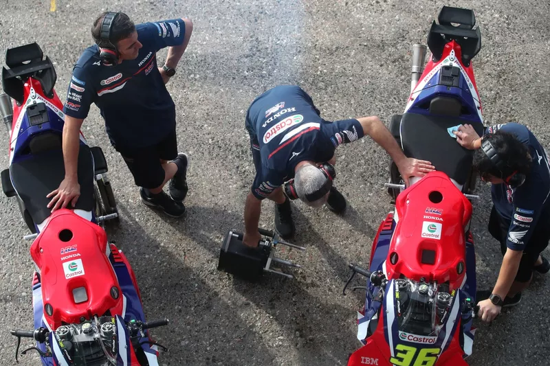 Mecánicos de Honda HRC