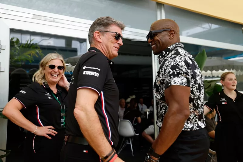 Graeme Lowdon, director del equipo Cadillac F1, y Terry Crews