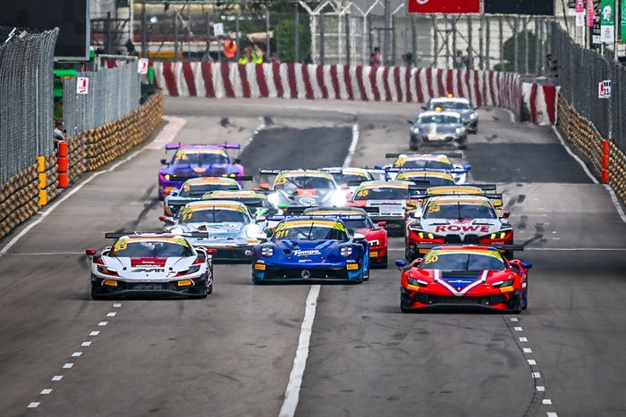 Qualifying race start action