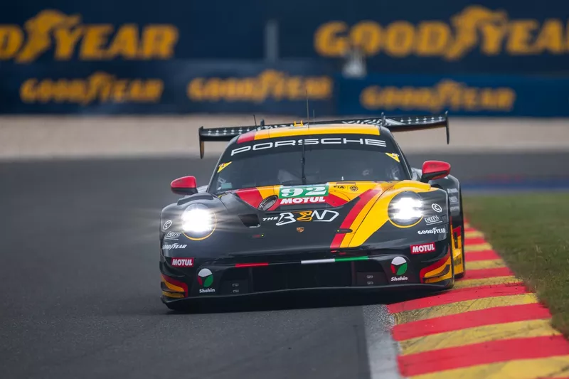 N° 92 : La Porsche 911 GT3 R de Bend Manthey : Yasser Shahin, Riccardo Pera, Richard Lietz