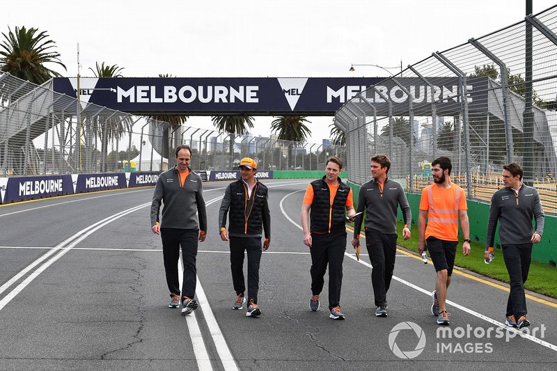 Carlos Sainz Jr., McLaren, ispeziona il circuito con il suo team