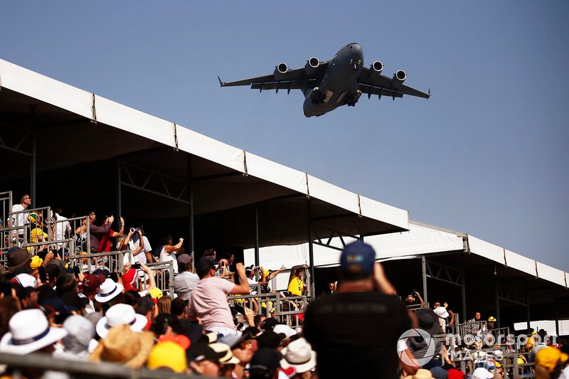 Un Boeing C-17A Globemaster III della Royal Australian Air Force sorvola la griglia di partenza prima della gara