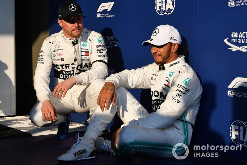 I piloti della prima fila, Valtteri Bottas, Mercedes AMG F1, ed il poleman Lewis Hamilton, Mercedes AMG F1