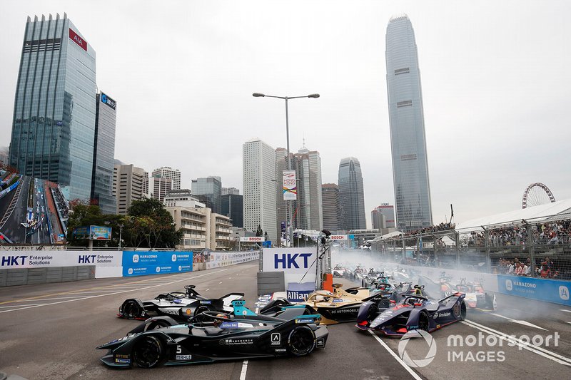 Oliver Rowland, Nissan e.Dams, Nissan IMO1, passes Stoffel Vandoorne, HWA Racelab, VFE-05, at the start of the race