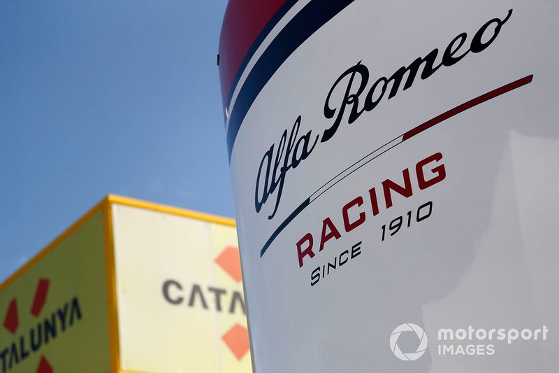 Logo Alfa Romeo Racing sul motorhome