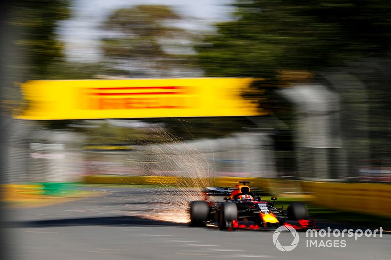 Des étincelles sur la voiture de Max Verstappen, Red Bull Racing RB15